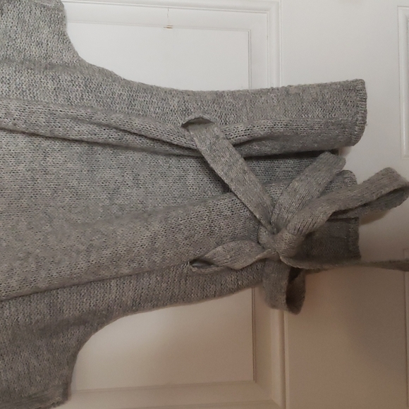 Isabella Rodriguez sweater - Picture 3 of 4